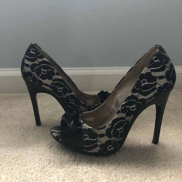Black Lace Peep Toe Pump - Picture 4 of 6